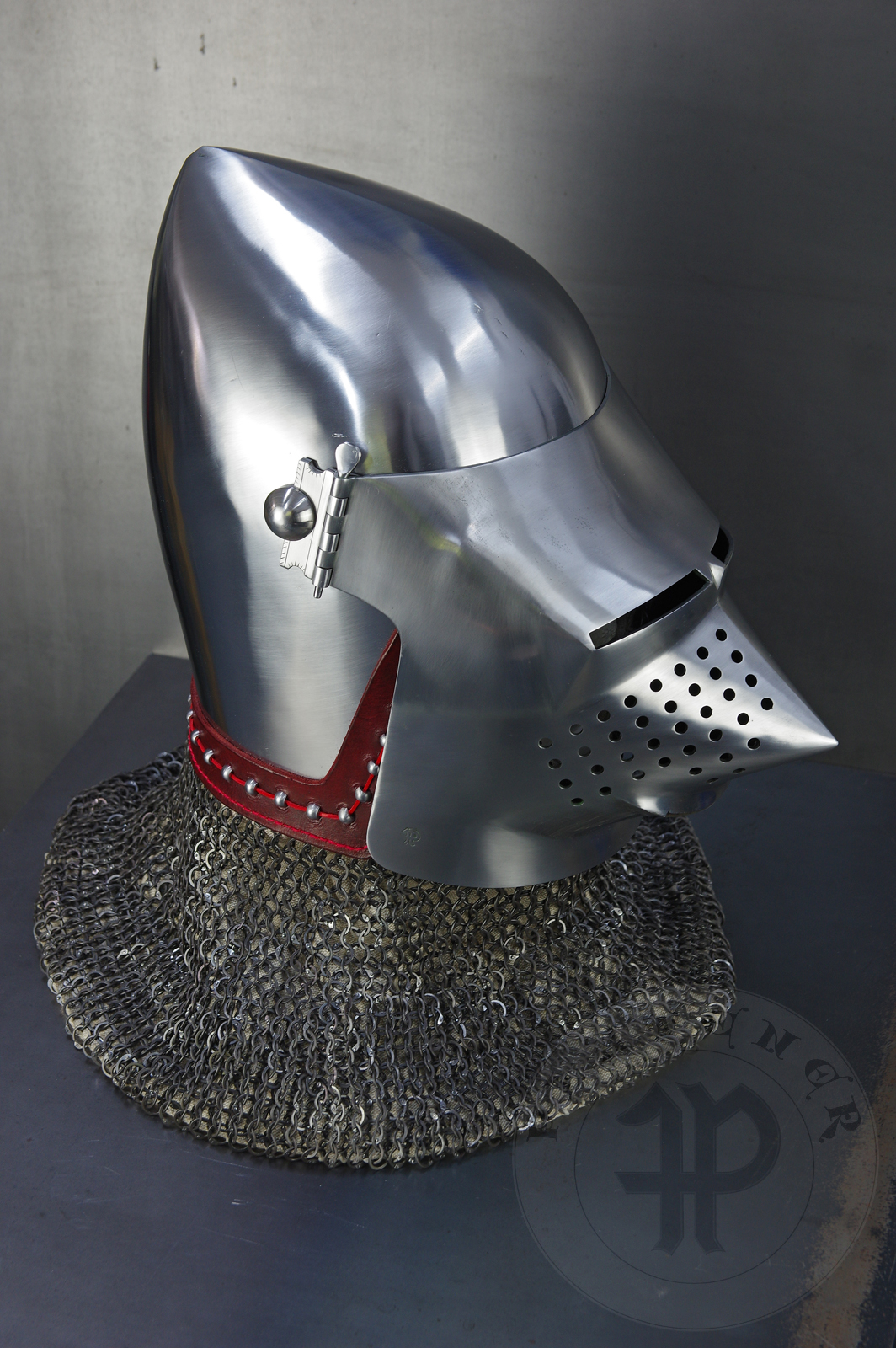 Helmet inspired by the Lyle bascinet from Royal Armouries in Leeds, formerly part of Churburg armoury. Material: 2 mm steel with 0,3 % carbon. Heat treatment: hardened and tempered up to 34 HRC. Weight 4,220 kg / Przybica starszego typu tzw. psi pysk wzorowana na oryginale z Royal Armouries w Leeds, poprzednio cz zbrojowni w Churburgu. Materia: stal 2 mm o zawartoci wgla 0,3%. Hartowany i odpuszczany do 34 HRC. Waga 4,220 kg.